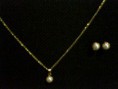 Conjunto com brincos e pingentes meia pérola.
